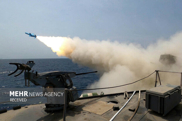 آغاز مرحله دوم رزمایش اقتدار نیروی دریایی سپاه/ شلیک انبوهی از موشکها