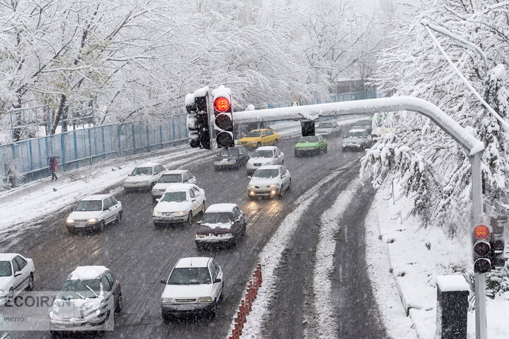 بارش برف و باران در جادههای ۲۰ استان| ممنوعیت تردد در جاده چالوس