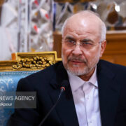 بازدید قالیباف از نمایشگاه کتاب نمایندگان ادوار به مناسبت روز مجلس