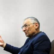 دفاع زیباکلام از افزایش قیمت بنزین / بنزین ۵ هزار تومانی تیشه به ریشه منافع ملی ایران میزند!