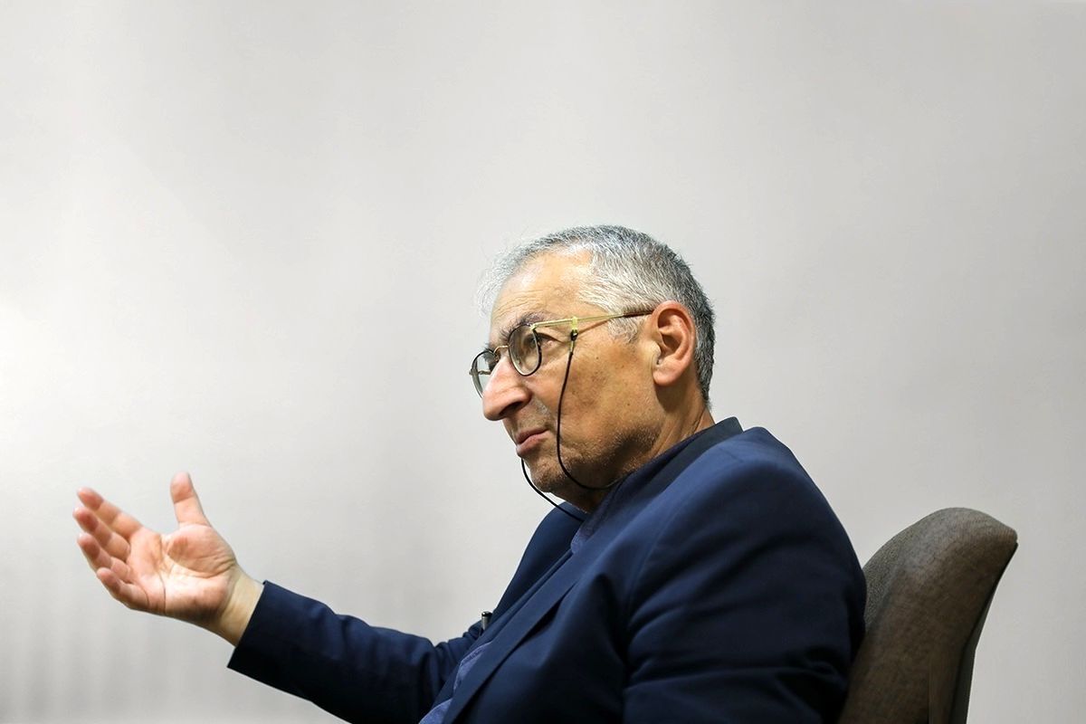 دفاع زیباکلام از افزایش قیمت بنزین / بنزین ۵ هزار تومانی تیشه به ریشه منافع ملی ایران میزند!