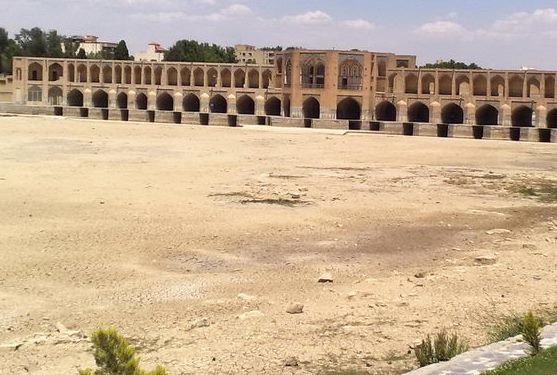 زایندهرود از سرآب تا پایاب؛ بررسی راهکارهای احیای نماد اصفهان زایندهرود از سرآب تا پایاب؛ بررسی راهکارهای احیای نماد اصفهان