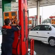قیمت نجومی بنزین ایرانی/ فروش بنزین ۷۰ تا ۱۰۰ هزار تومانی به مردم