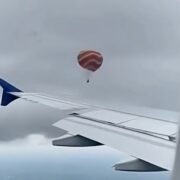 لحظه وحشتناک برخورد صاعقه با بالن مسافربری!