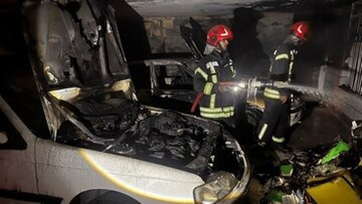 نجات خودروها از آتش در بندرعباس/ حریق زنجیرهای مهار شد