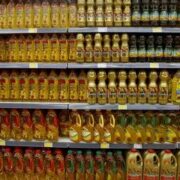 کمبود روغن به دلیل نبود مواد اولیه| فروش دوفاکتوری از درب کارخانجات