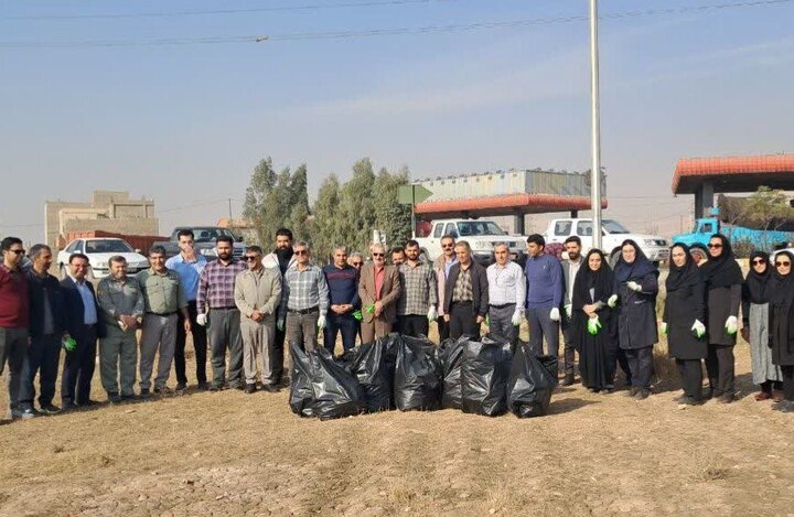 ۴ هکتار مزارع آلوده به پلاستیک روستای کرند گرمسار پاکسازی شد