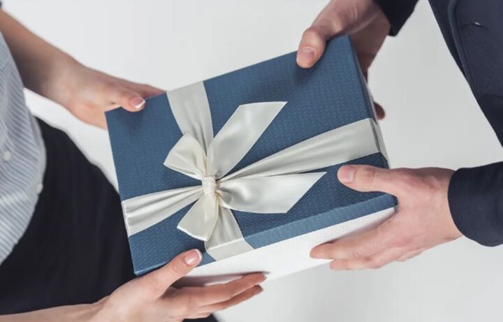بهترین هدیه برای کارمندان در پایان سال؛ ۷ ایده که خستهکننده نیست!