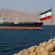قیمت نفت به بالاترین سطح قیمتی رسید/ چند درصد نفت جهان از تنگه هرمز عبور میکند؟
