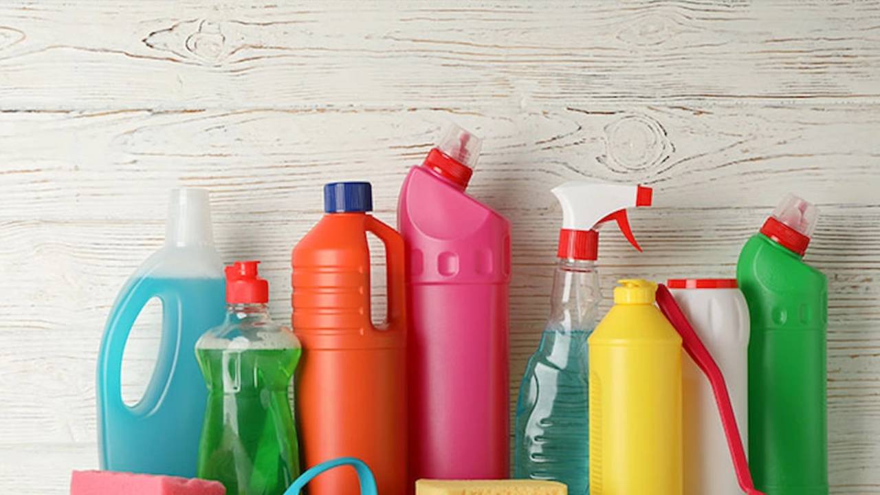 مواد شستشوی فرش در قالیشویی و راهنمایی جهت انتخاب صحیح قالیشویی انواع مواد شوینده برای شستشوی فرش