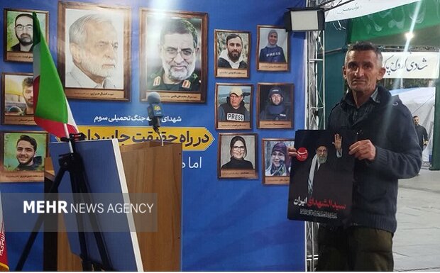 صدای لرزان قامت استوار؛ روایت مهر از کارگری که هر شب در میدان است