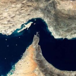 عبور یک نفتکش ایرانی از تنگه هرمز / علیرغم تهدید محاصره دریایی + عکس