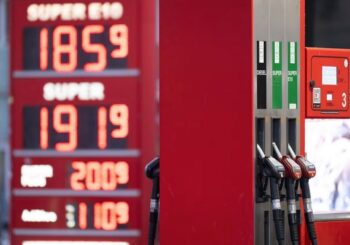 تأثیر بازگشایی تنگه هرمز بر بازار انرژی / قیمت بنزین در آمریکا به چند دلار رسید؟