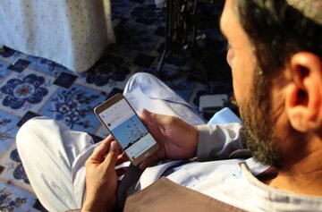 هجوم طالبان به گوشی‌های هوشمند / عکس